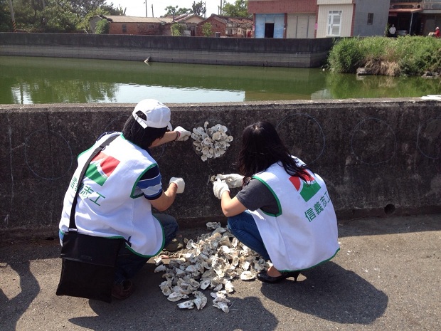 信義志工用蚵貝賦與老牆新生命_img_1