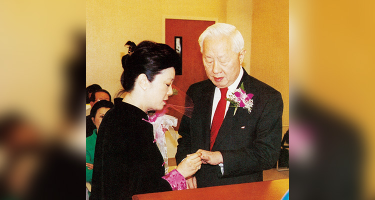 張忠謀：2001年