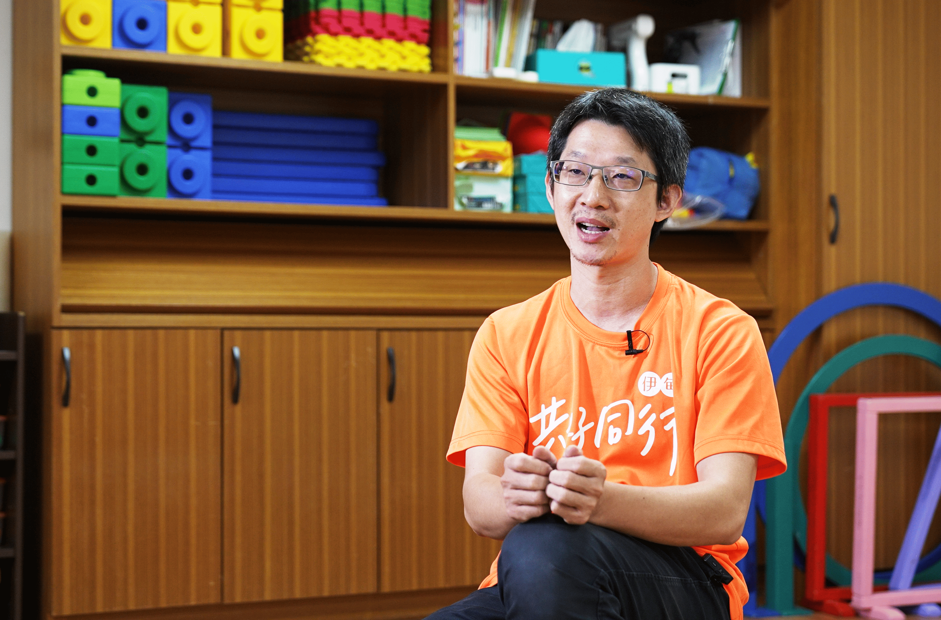 鳳山早療中心主任王政傑提到，在企業響應以及志工的投入下，才得以讓慢飛天使與家長共創美好回憶。