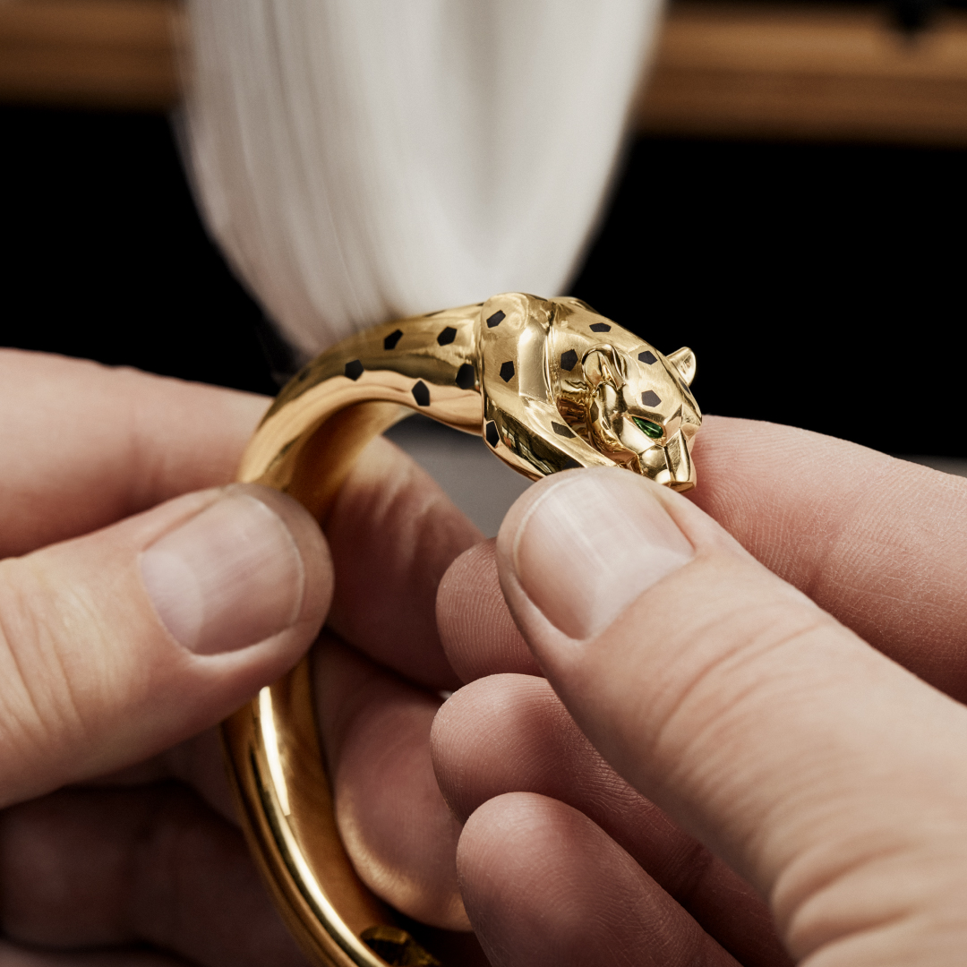 Panthère Jewelry 是腕錶,也是珠寶雕塑,美洲豹從珍貴材質中躍然現身,謎樣又鮮活的生命力,活靈活現的躍上手腕。