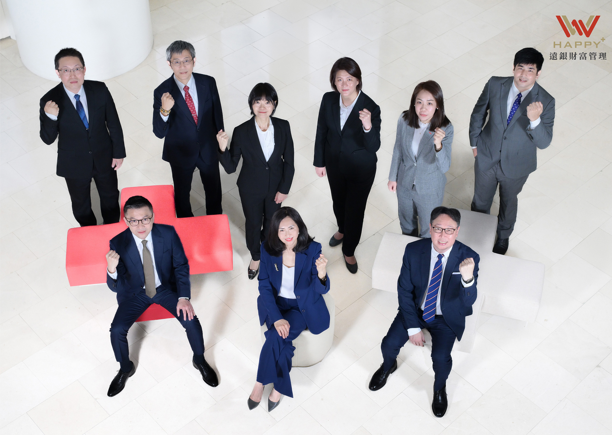 遠東商銀個人金融事業群副總經理張小倩(中)強調傳承非單一商品。遠銀家族辦公室化身「財富家庭醫生」,以3W架構兼顧有形資產、身心安頓與無形公益,讓家族代代相傳。