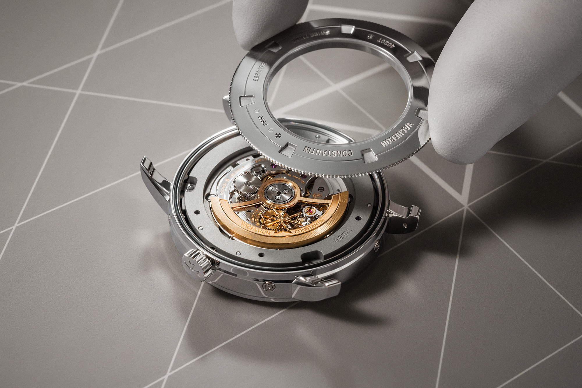 江詩丹頓Traditionnelle Openface全日曆鏤雕腕錶，搭載錶廠自製的2460 QCL/270機芯。