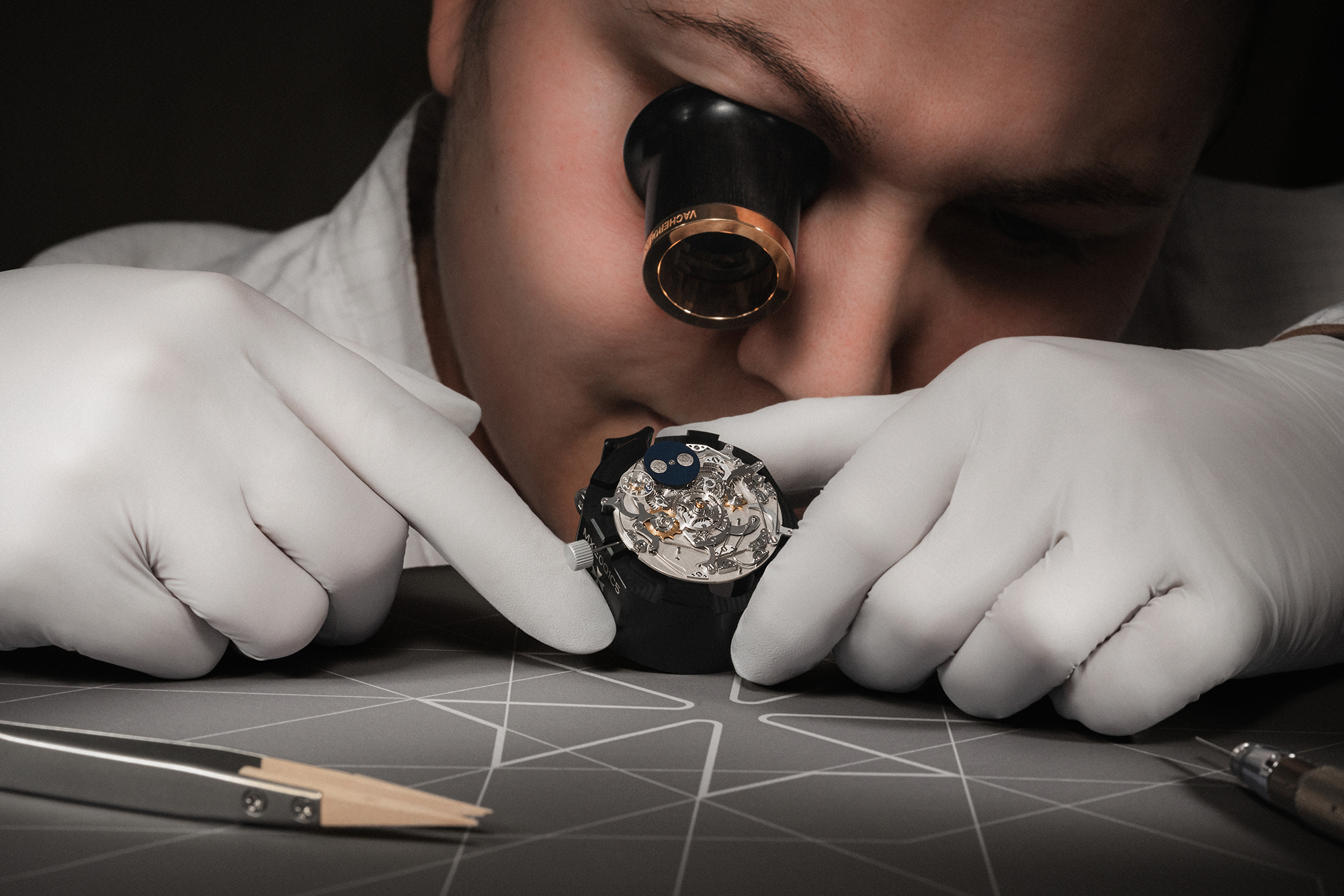 江詩丹頓270週年專屬的機芯橋板「côte unique」飾面，以精緻優雅的設計完美彰顯品牌標誌性的低調風格。